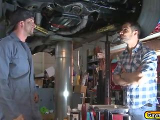 Homosexual chupando y anal joder en la garage