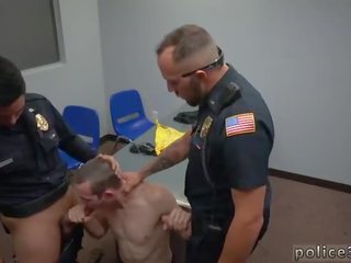 V prdeli policejní důstojník vid homosexuální první čas
